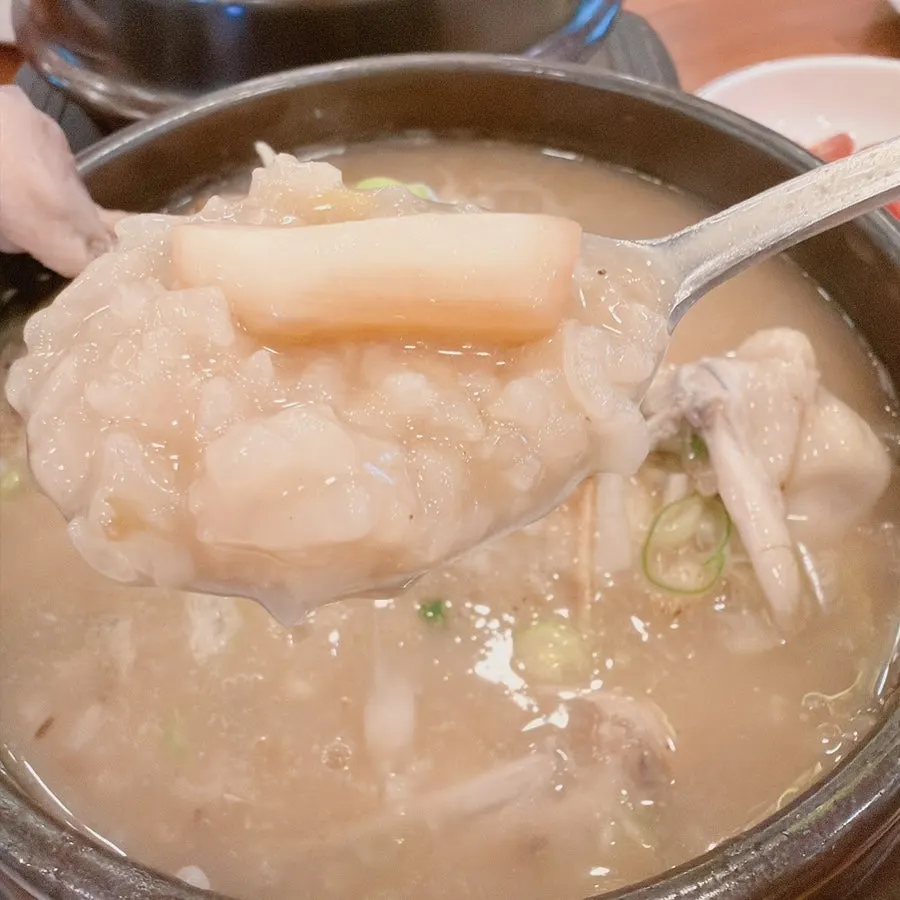 젓가락으로 발라낸 부드러운 닭고기