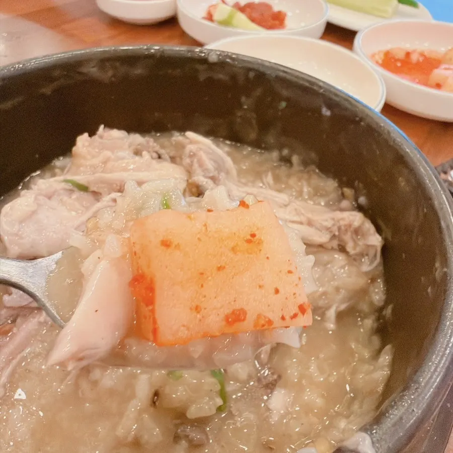 양파 한 조각을 곁들인 삼계탕