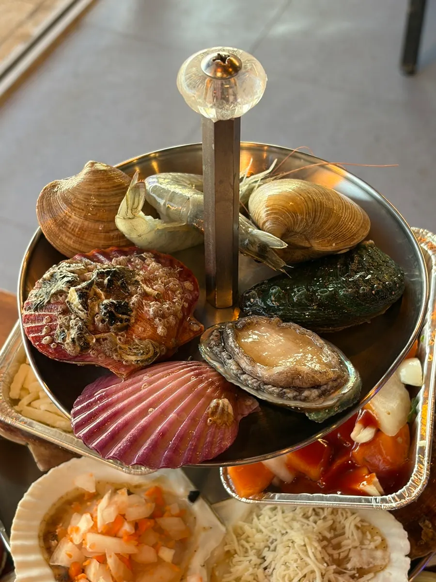 A full spread of 3-tier stacked grilled clams
