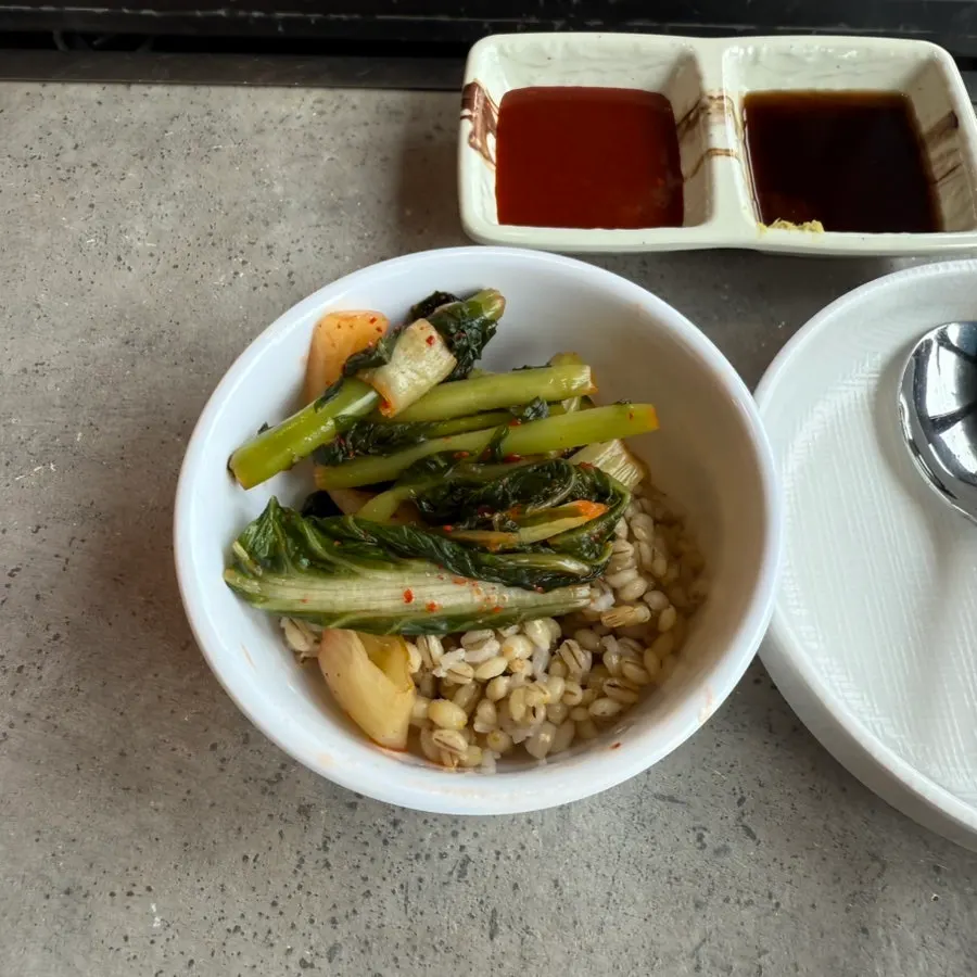 본식 전에 나온 맛보기 보리밥