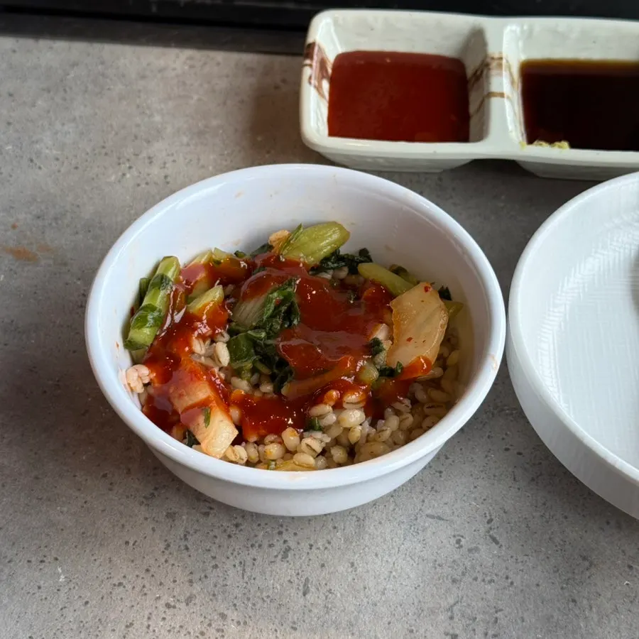 초장 넣어 비빈 맛보기 보리밥
