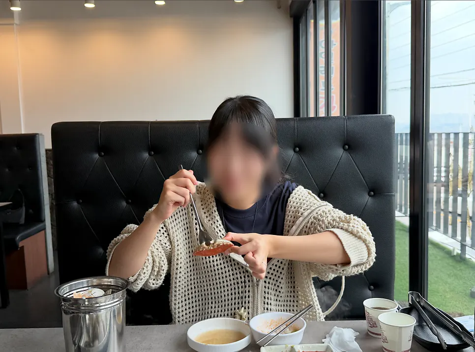 게 등딱지에 밥을 넣어 비빈 모습