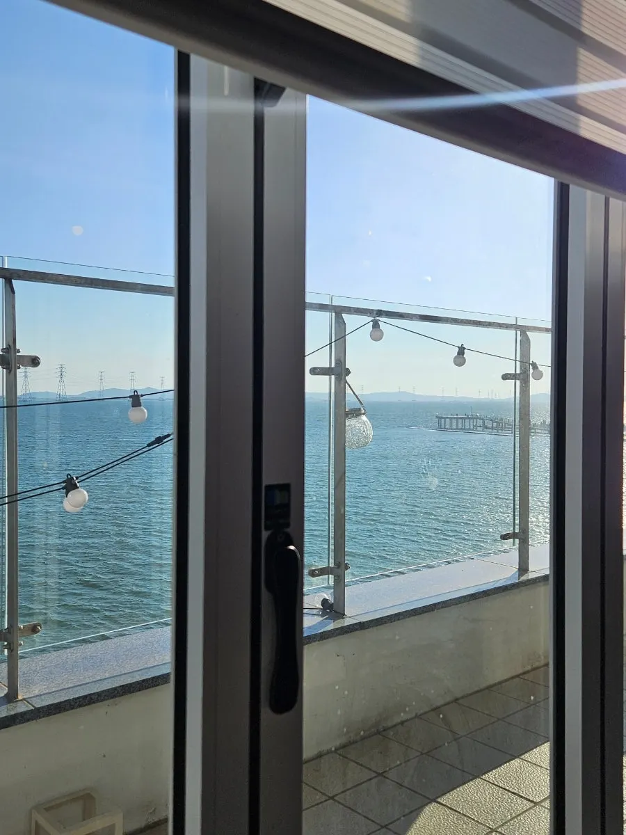 Window table with the folding doors closed