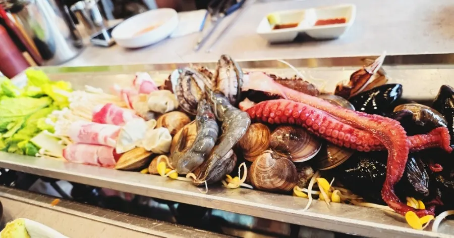 Order details for seafood pot kalguksu and toppings