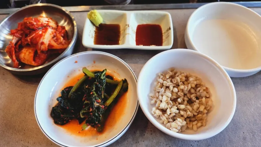 Basic side dishes of geotjeori and yeolmu kimchi
