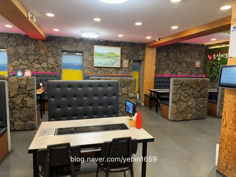 Partitioned seating inside 52 Degree Kalguksu