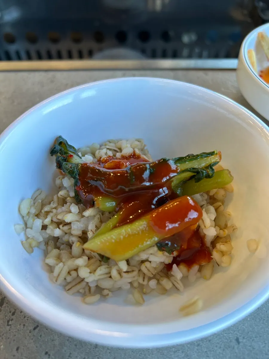 칼국수집에서 내주는 보리밥