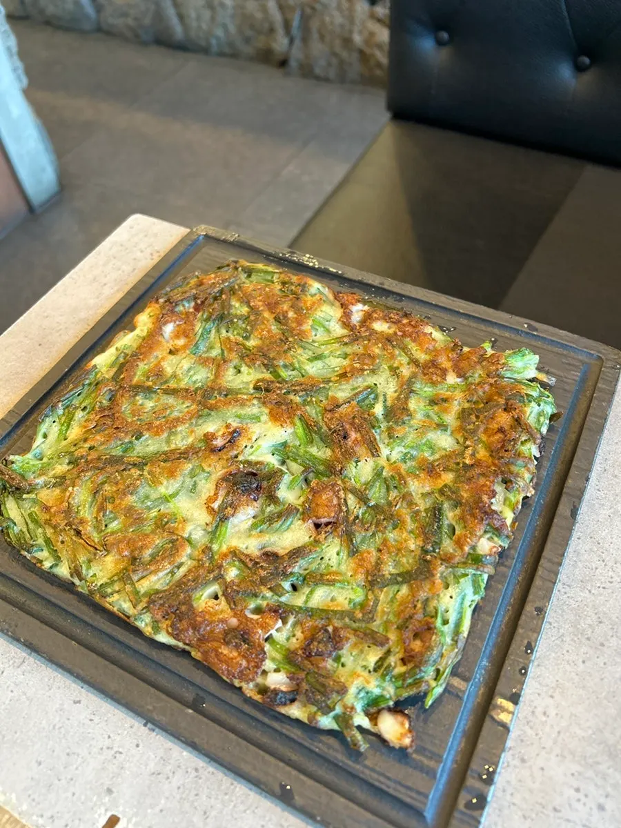문어와 전복, 게가 담긴 해물통칼국수