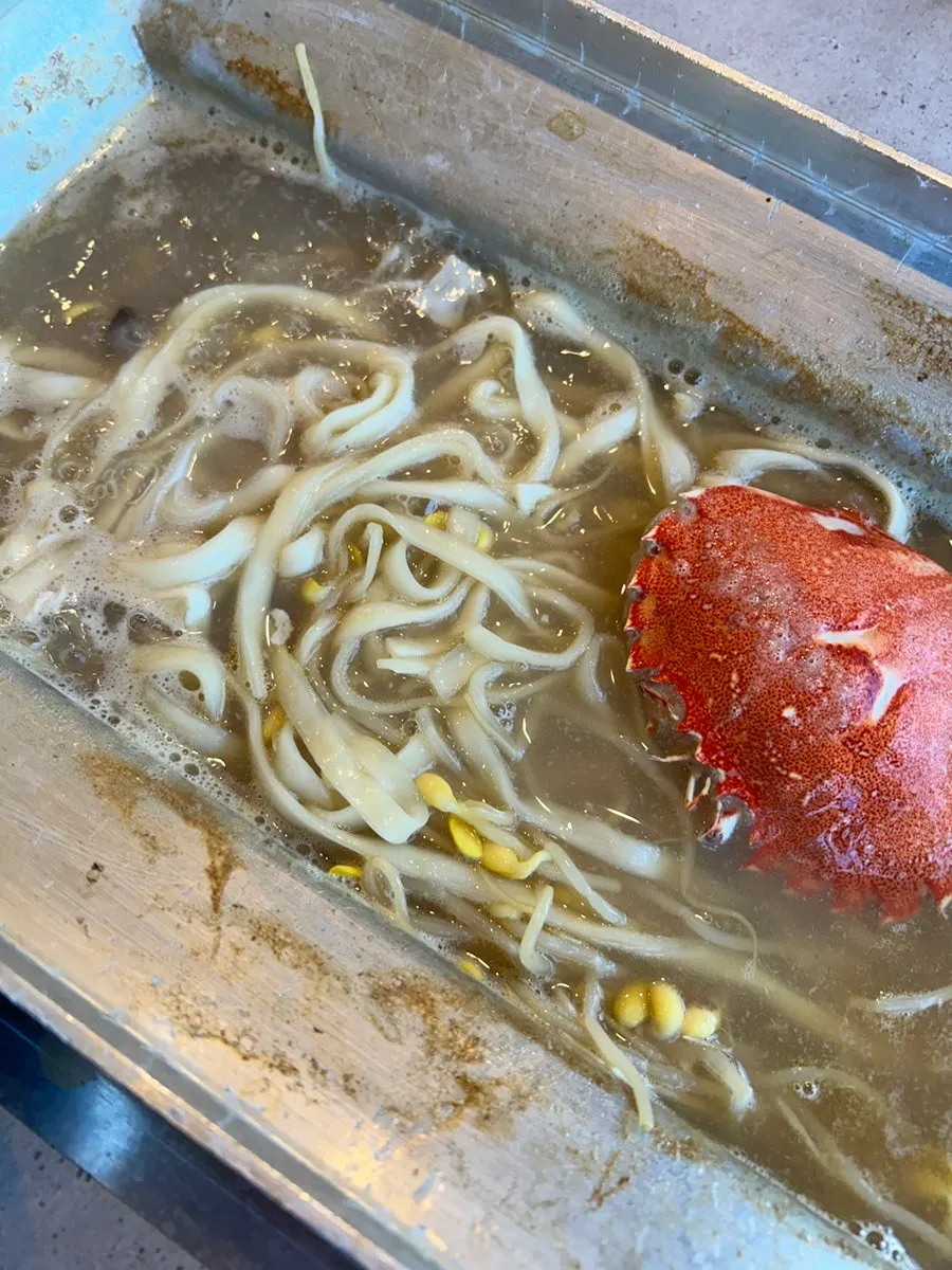 진해진 국물에 넣은 자가제면 칼국수 면