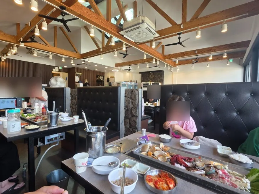 Dining area facing the sea