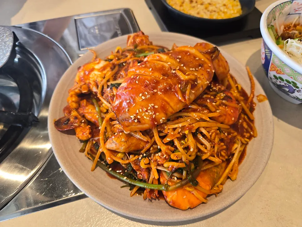 오션뷰 테이블 위 시원한 생맥주