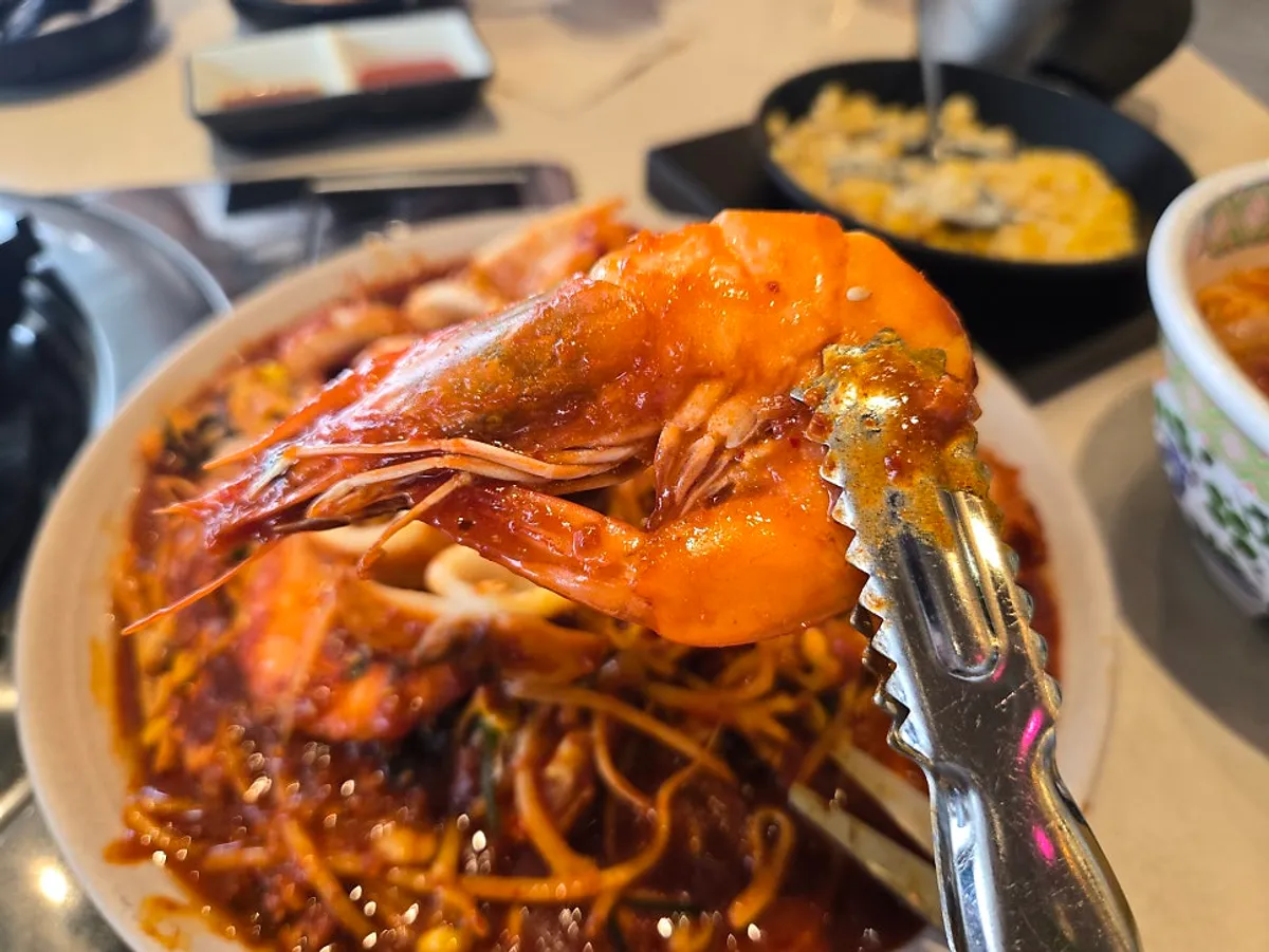 큼지막한 새우가 보이는 해물알찜