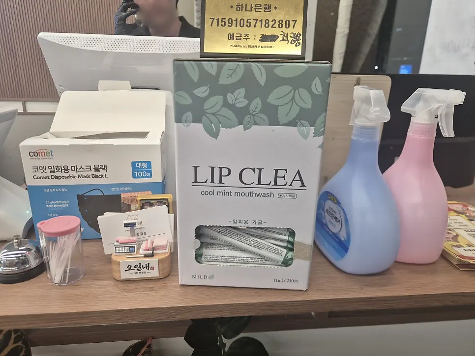 벽에 걸린 개별 앞치마