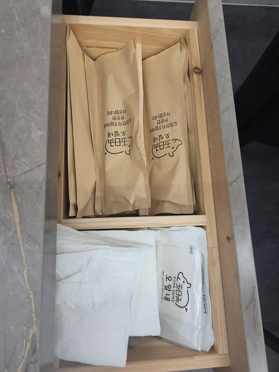 매장 한쪽 편의용품 비치 공간