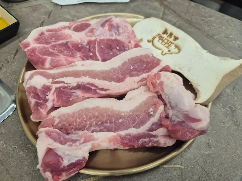 접시에 담겨 나온 생삼겹살과 목살