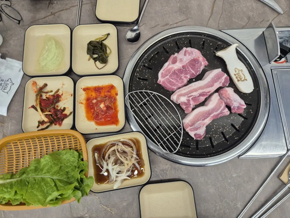 기본 반찬과 함께 차려진 삼겹살 한상