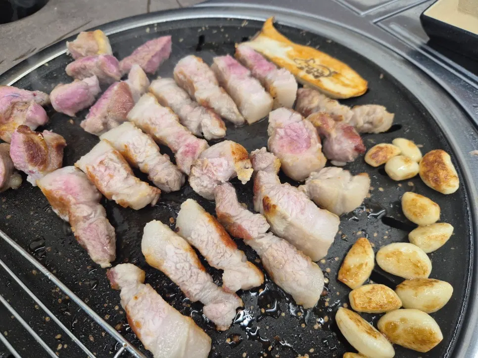 노릇노릇하게 구워진 삼겹살과 목살