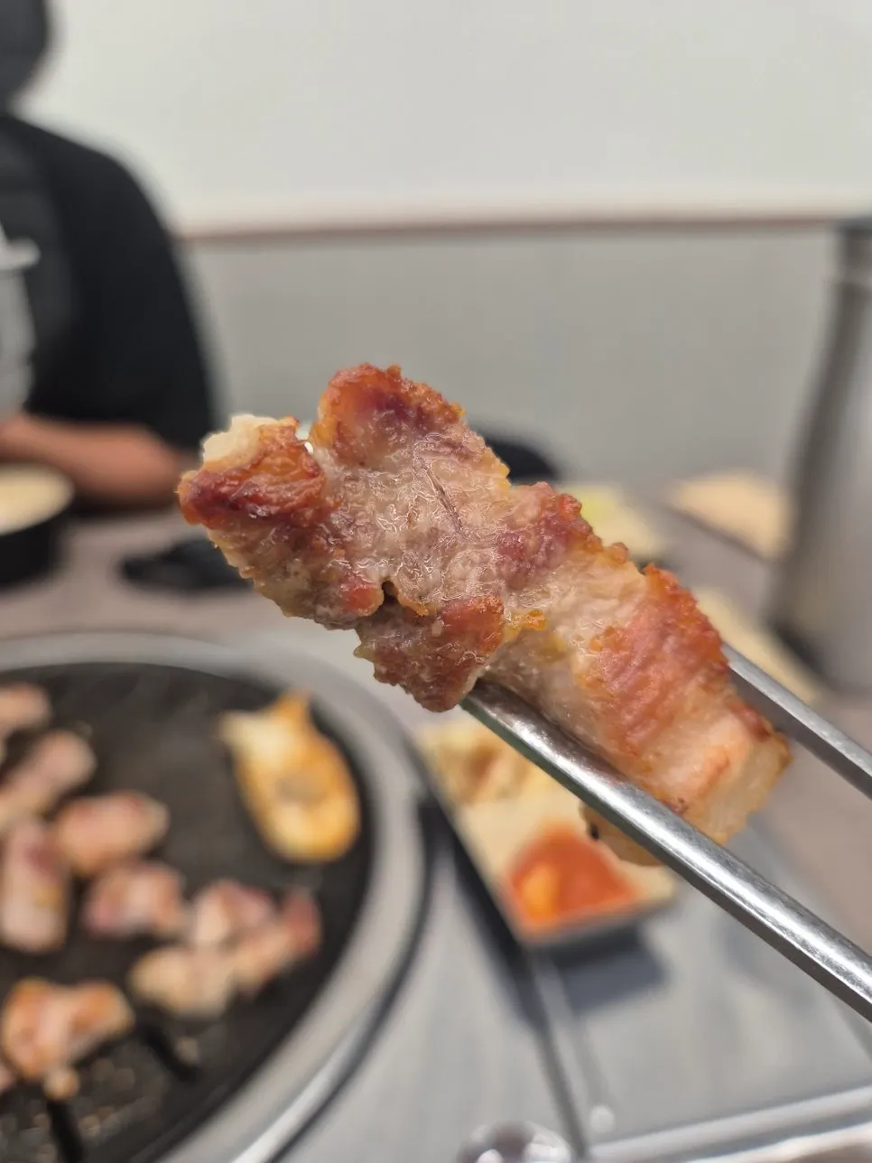 명이나물에 올린 삼겹살 한 점
