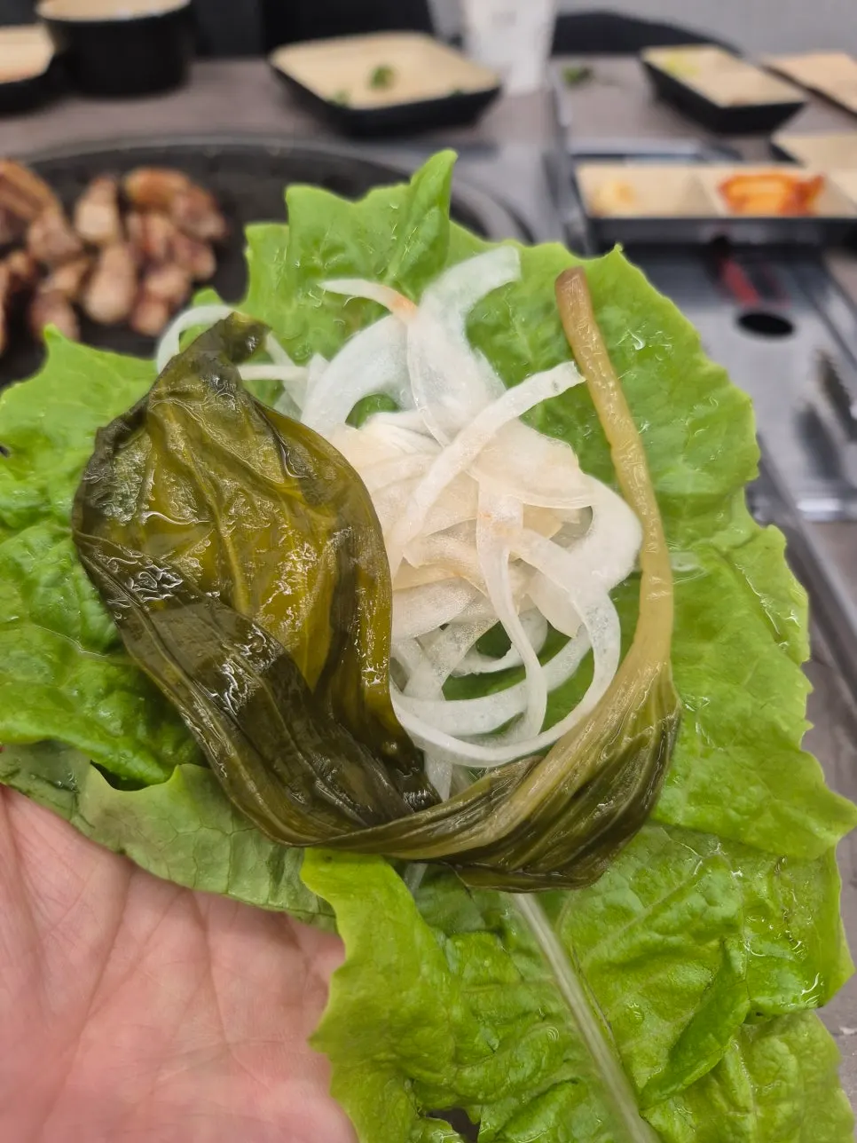 상추쌈에 고기와 파절이를 올린 모습
