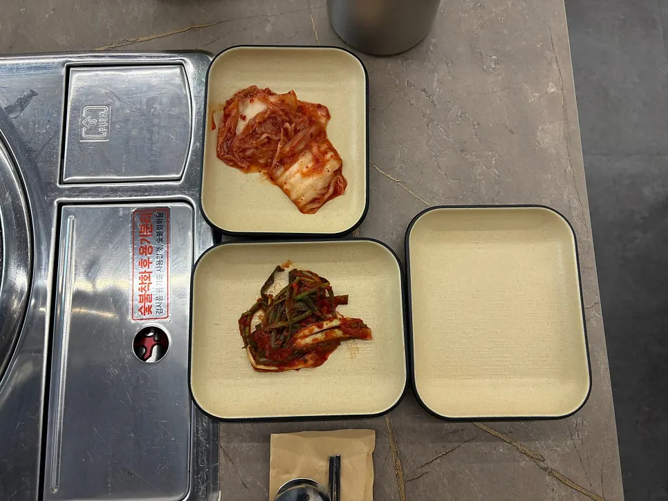 테이블에 차려진 기본 반찬