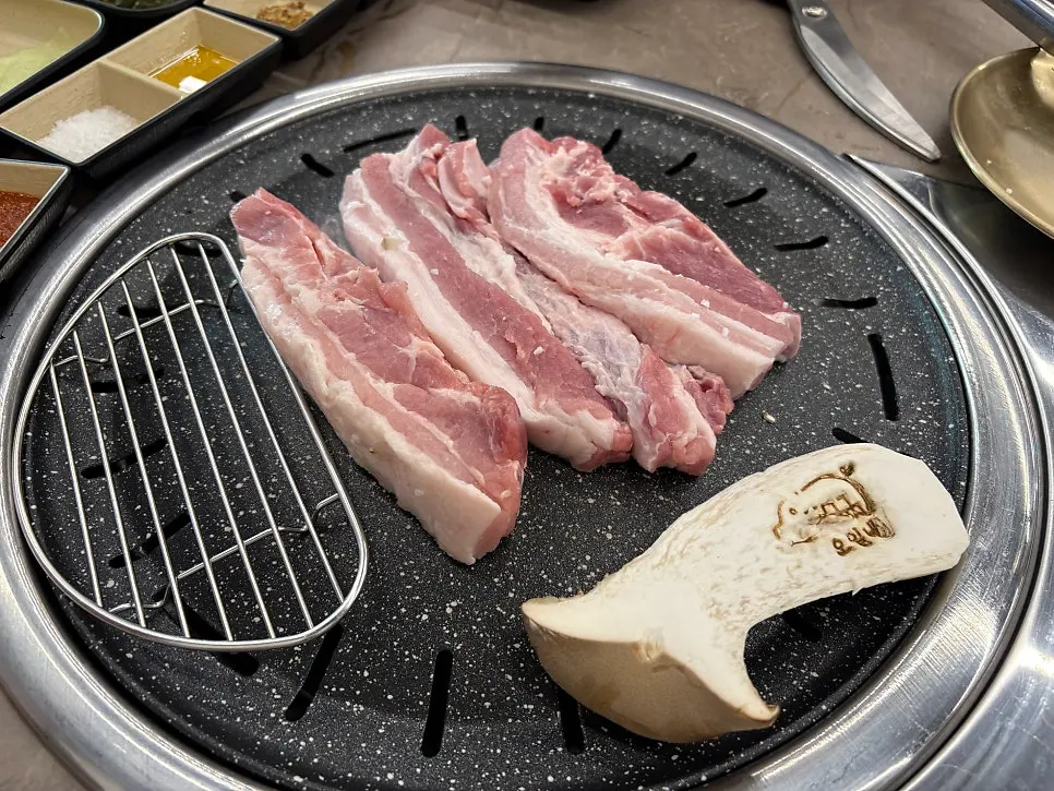 주문한 삼겹살 3인분 생고기 접시