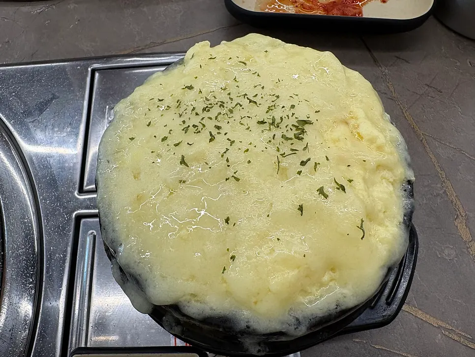 불판에서 구워지는 삼겹살
