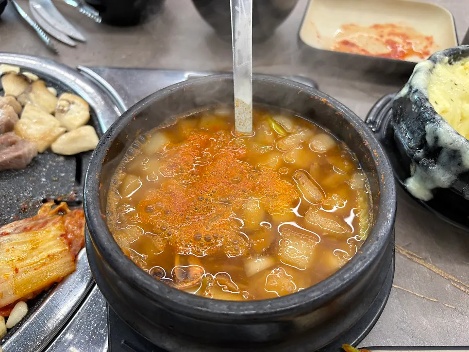 푸짐하게 담겨 나온 공깃밥