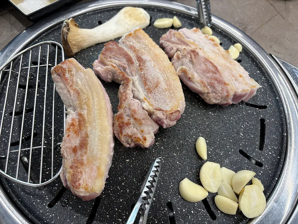 테이블에 놓인 무알콜맥주 두 병