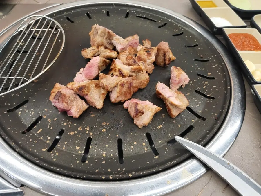 불판에서 노릇하게 구워지는 두껍삼
