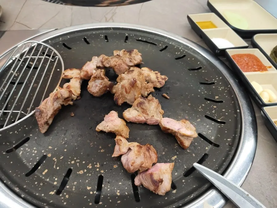 먹기 좋게 자른 생고기 구이