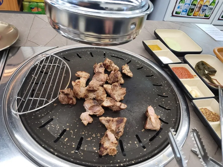 오일내 생고기와 밑반찬 상차림