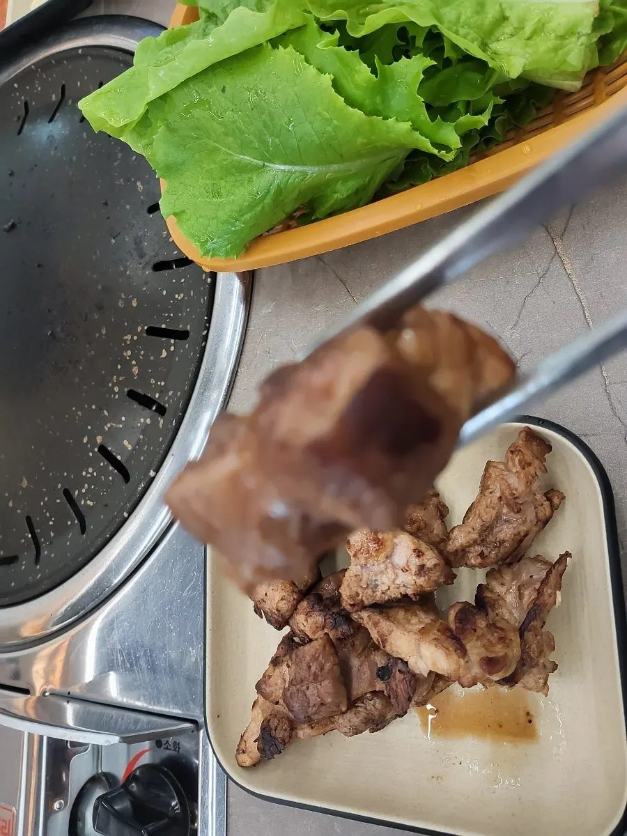굵은소금 뿌린 두툼한 한돈 생고기