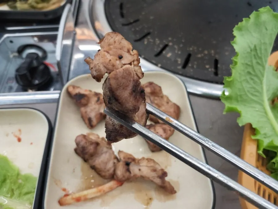 쌈장과 매콤한 소스를 곁들인 고기