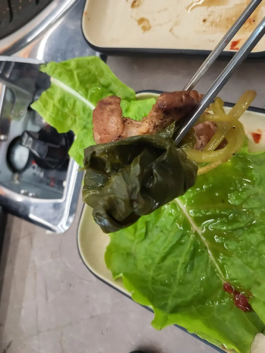 불판 가득 올라간 생고기