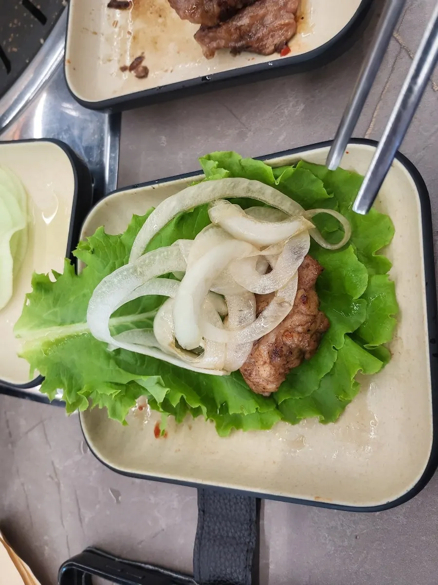 구운 한돈과 곁들임 반찬 접시