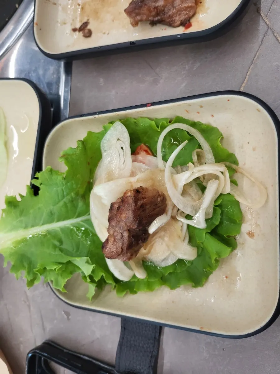 먹기 좋게 잘린 생고기 구이