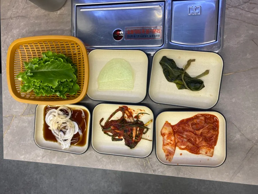 매장 벽면의 이용 안내 문구