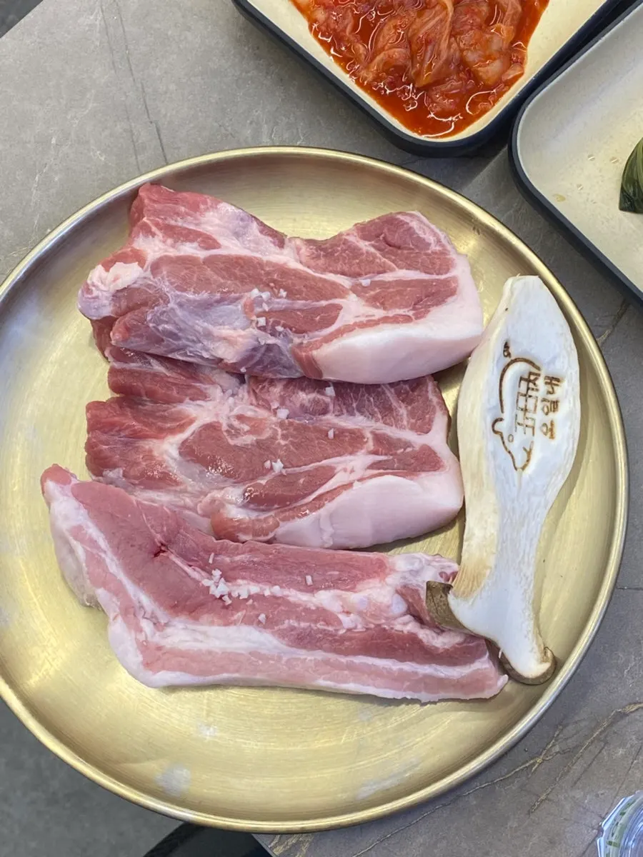 매장 안에 있는 깔끔한 화장실