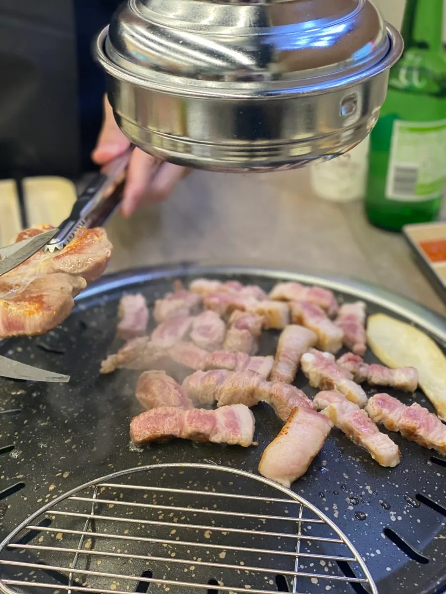 접시에 담겨 나온 목살과 삼겹살
