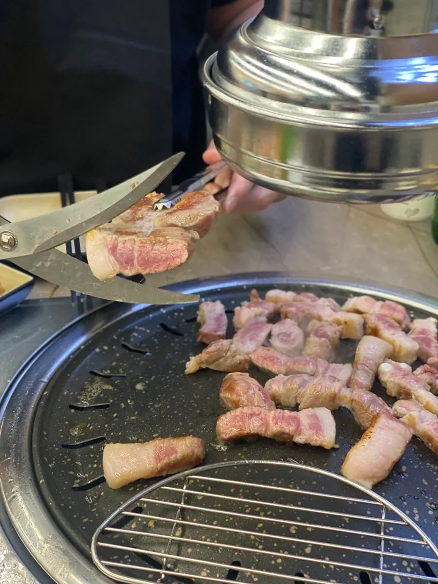 마블링이 보이는 두툼한 목살