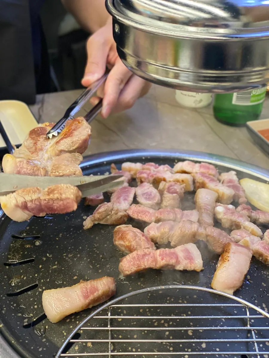가위로 고기를 자르는 모습