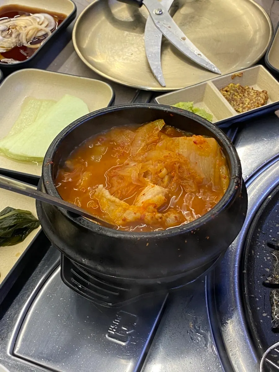 추가로 주문한 칼칼한 김치찌개