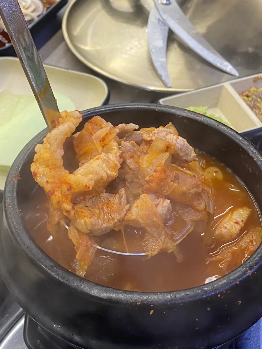 돼지고기가 들어간 김치찌개 속
