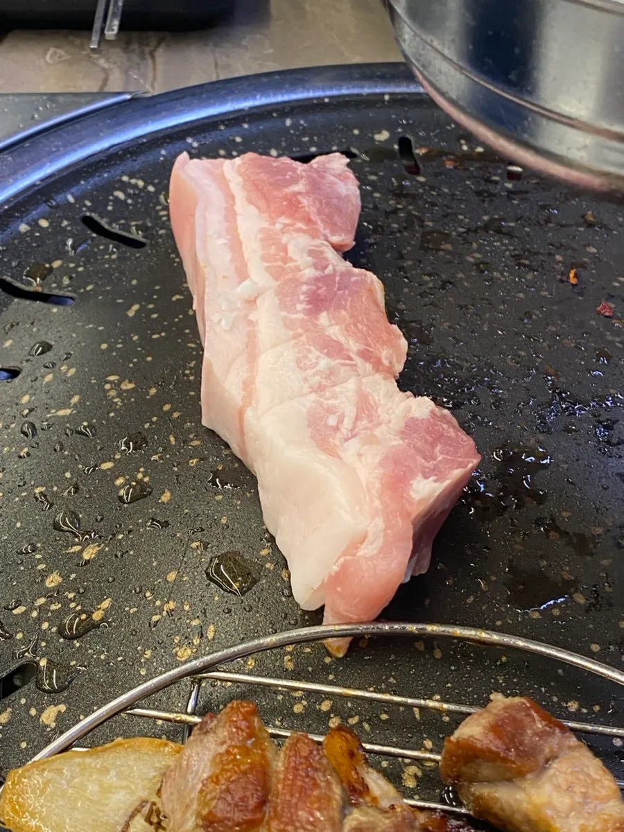 불판에서 구워지는 오겹살