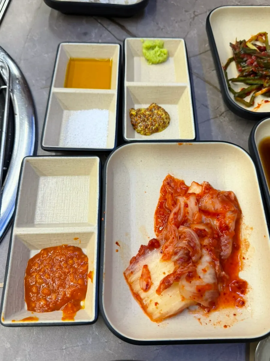 Interior of Oil-nae Daejeon Bongmyeong with spacious hall and tables