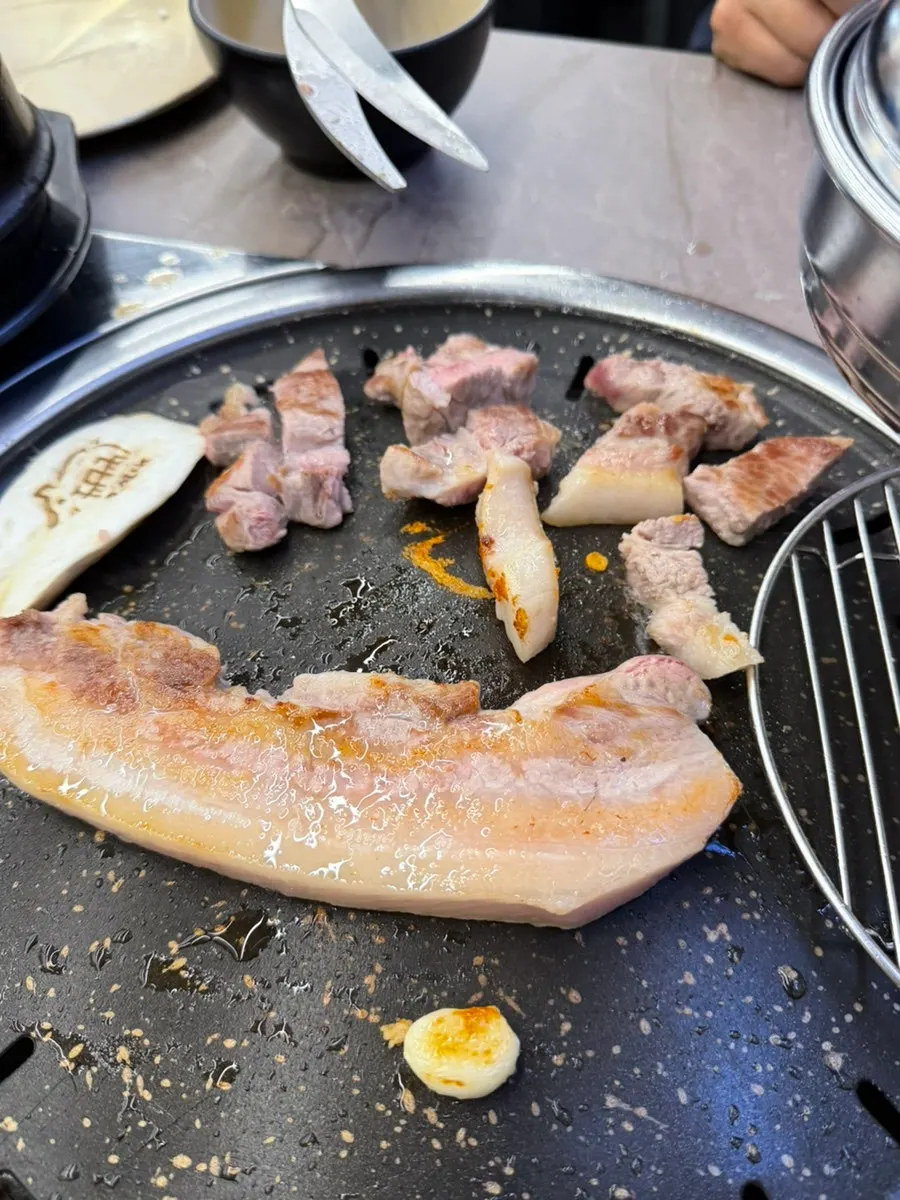 Raw pork belly and pork neck at Oil-nae Daejeon Bongmyeong