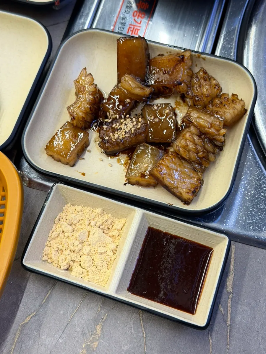 Golden-grilled pork belly and pork neck