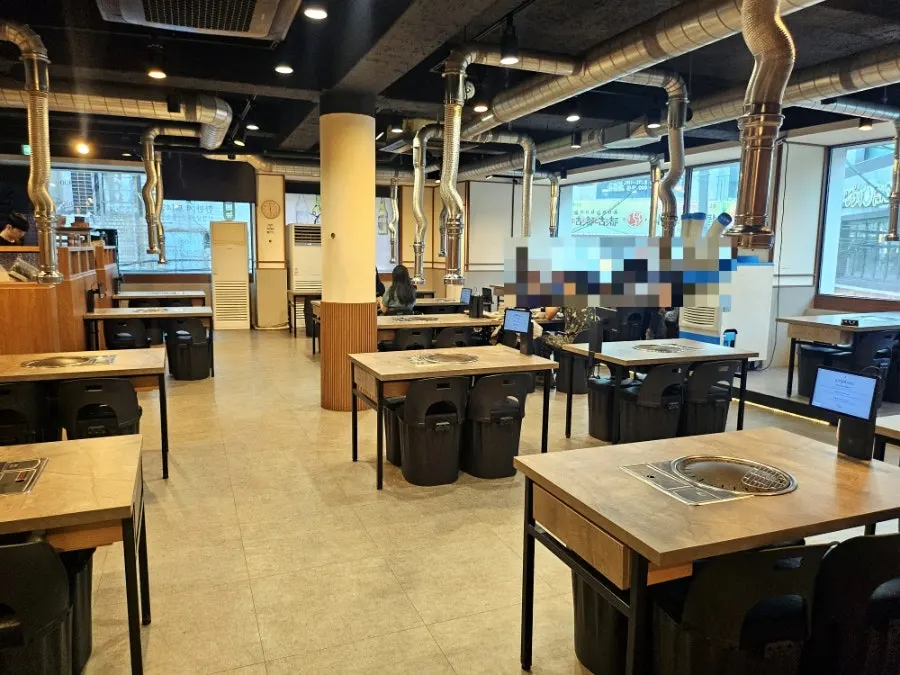 Window-side table seating at Oillaenae Jeonbuk National University Branch