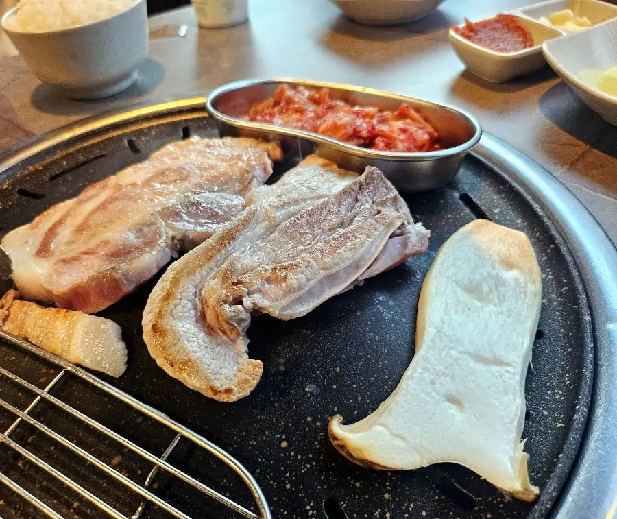 Table setting of ultra-fresh Korean pork belly