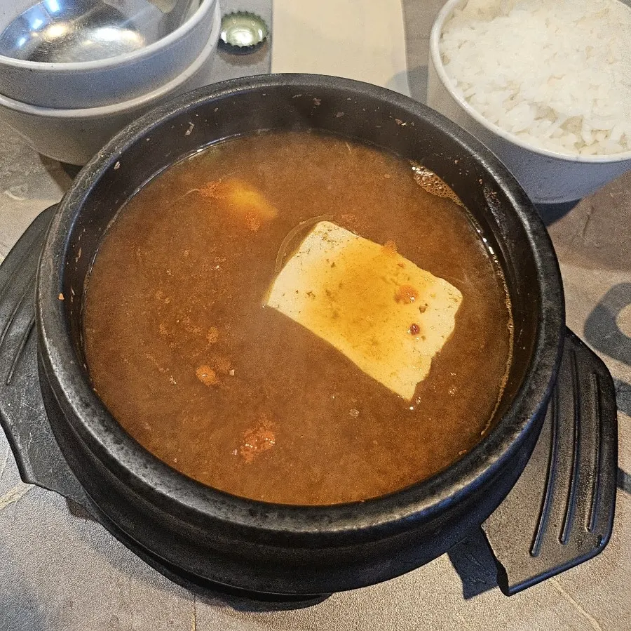 A bowl of rice piled up generously like a mountain